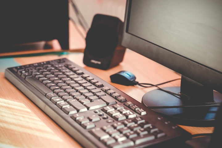 laptop-desk-computer-screen-keyboard-technology-1373316-pxhere.com