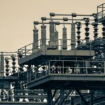 Een afbeelding van industriële isolatie toegepast in een moderne fabriek, met aandacht voor veiligheid en efficiëntie.