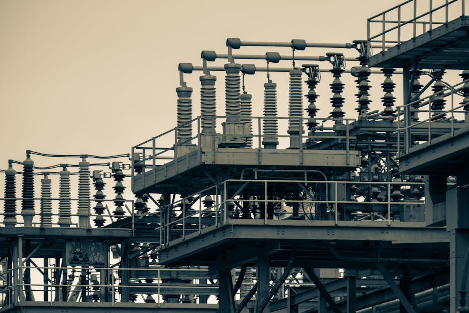 Een afbeelding van industriële isolatie toegepast in een moderne fabriek, met aandacht voor veiligheid en efficiëntie.