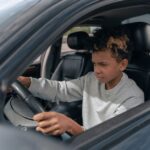 Een overzicht van autorijscholen in Helmond met leerlingen die rijlessen volgen in een auto.