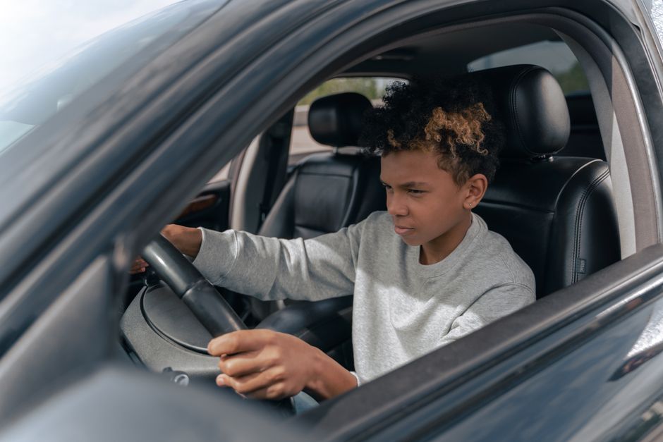 Een overzicht van autorijscholen in Helmond met leerlingen die rijlessen volgen in een auto.
