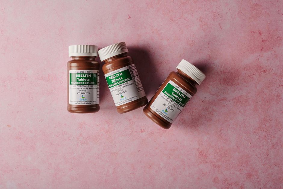 Een persoon die ontspant met een magnesiumsupplement, omgeven door natuur en rust, symboliseert herstel en welzijn.
