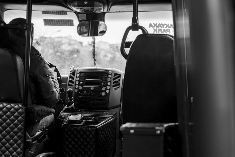 Een buschauffeur onderweg in Rijswijk, klaar om passagiers veilig te vervoeren met een moderne bus.