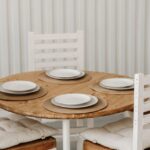 Een stijlvolle eettafel van massief hout in een moderne huiskamer met bijpassende stoelen.