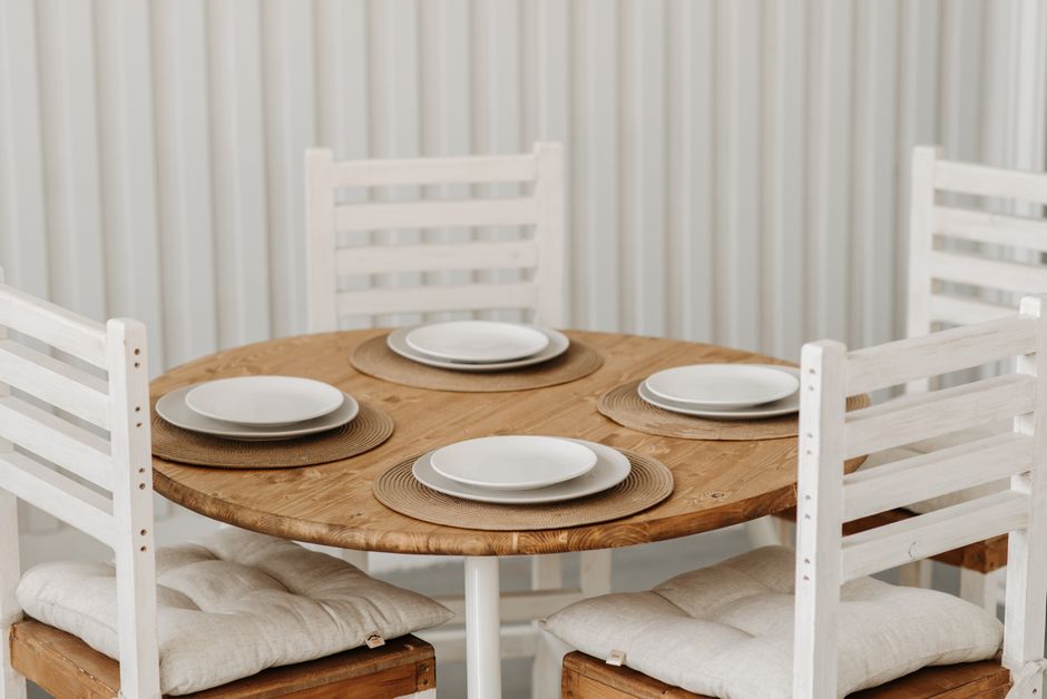 Een stijlvolle eettafel van massief hout in een moderne huiskamer met bijpassende stoelen.